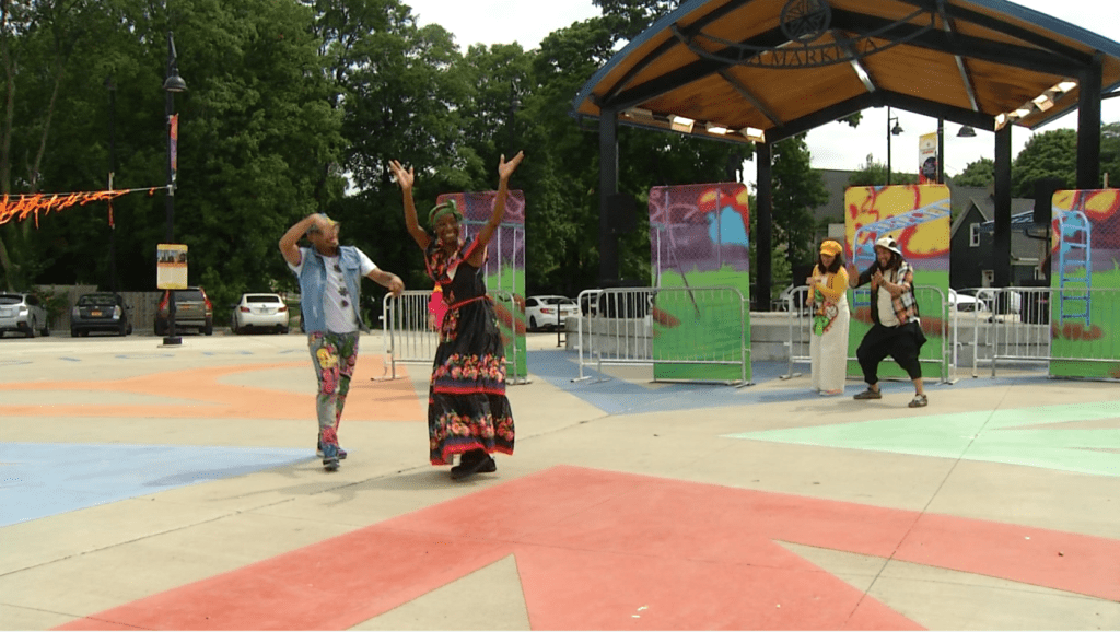 Komunitas merayakan budaya Latinx di The International Plaza