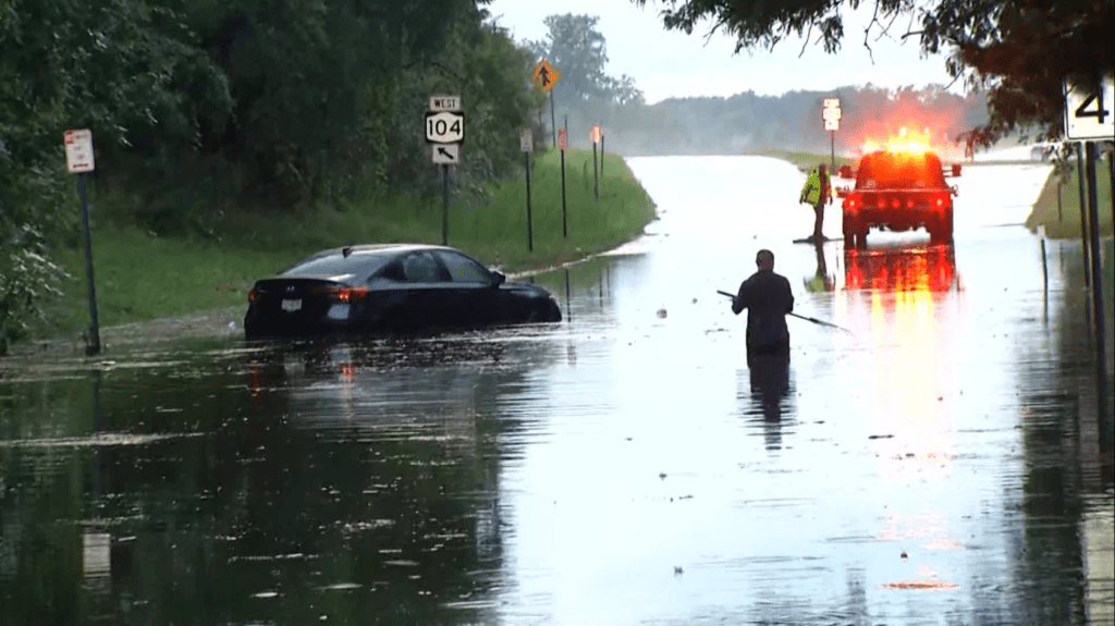 Stranger helps people trapped in car during flash flood in Webster